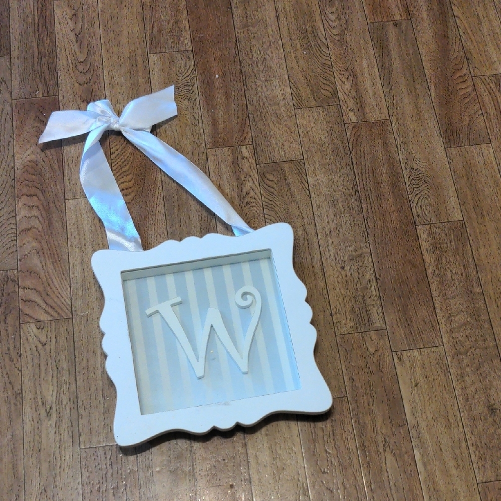 White Hanging 'W' Frame with Ribbon - Picture 3 of 3
